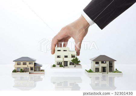 與住房模型的商人 與住房模型的商人 32301430