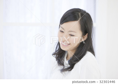 站在窗邊的女人 32301446