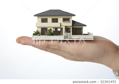 一個人與住宅模型 一個人與住宅模型 32301455