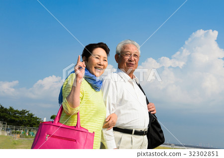 Senior couple tropical resort 32302851