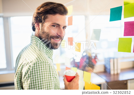 Casual businessman smiling 32302852