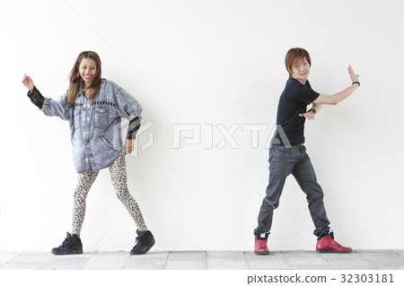 Men and women dancing dancing 32303181