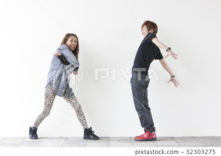 Men and women dancing dancing Men and women dancing dancing 32303275