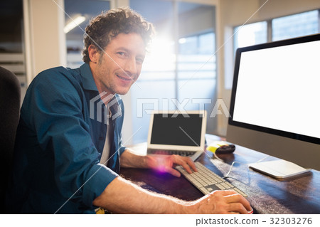 Businessman working on computer 32303276