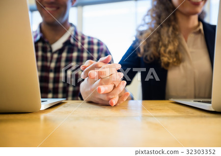 Colleagues holding hands 32303352