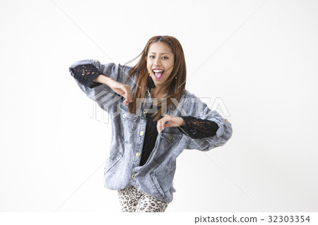 一個跳舞的女人 32303354