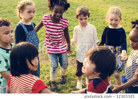 Group of Children are in a Field Trips 32303385