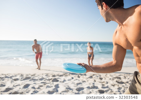 Friends playing with a frisbee 32303548