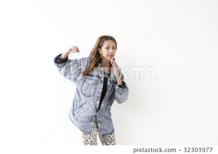 A woman who dances dancing 32303977