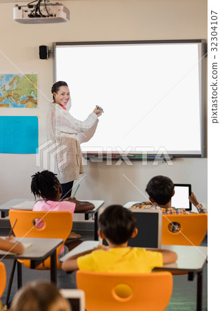 Teacher giving lesson to her students Teacher giving lesson to her students 32304107