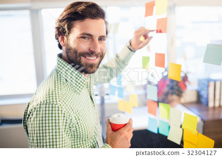 Casual businessman smiling 32304127