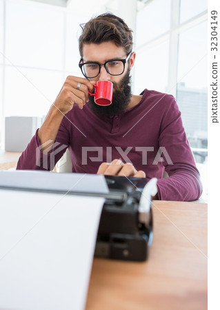Hipster man using a typewriter 32304149