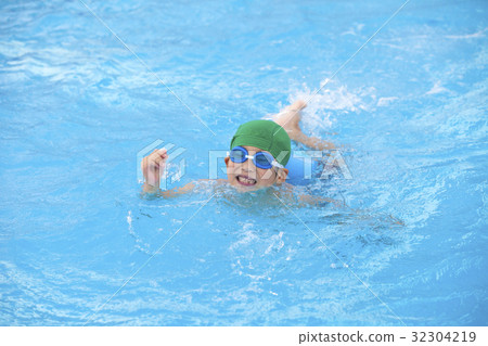 First-time child swimming 32304219