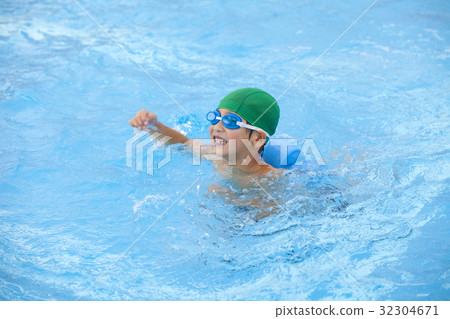 First-time child swimming 32304671