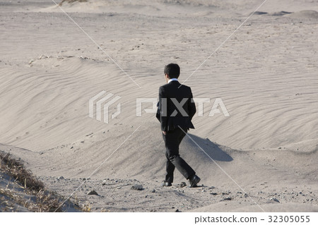 Businessman walking in the desert 32305055