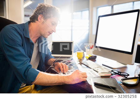 Businessman looking photos Businessman looking photos 32305258