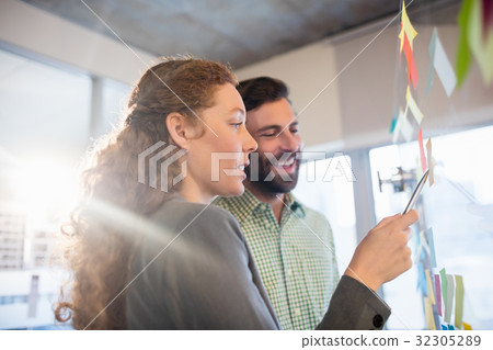 Thoughtful businesspeople 32305289