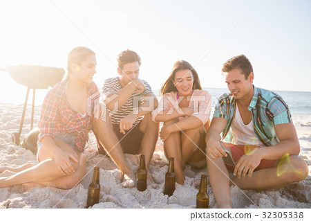 Smiling friends sitting Smiling friends sitting 32305338