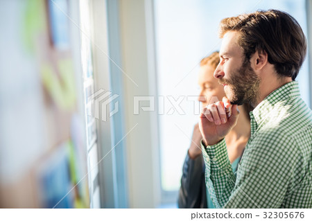 Thoughtful businesspeople Thoughtful businesspeople 32305676