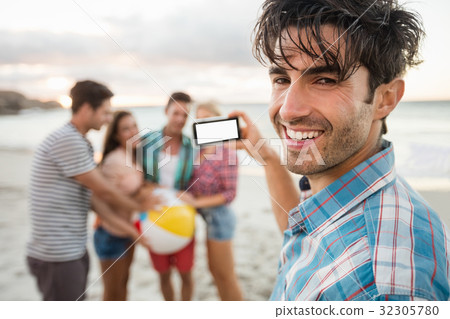 Friends taking a picture 32305780