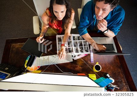 Colleagues using a graphic pad 32305825