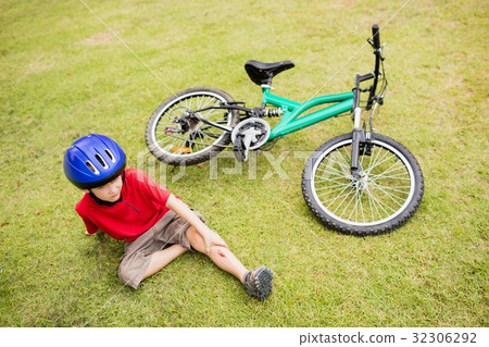 Young boy falling of his bike 32306292