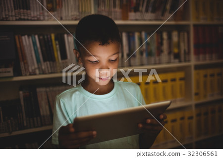 Little boy using a tablet 32306561