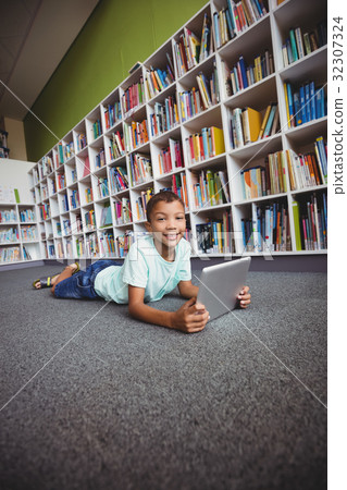 Little boy using a tablet 32307324