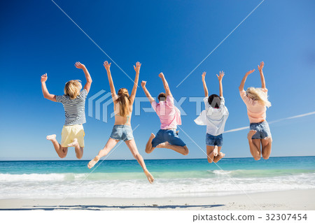 Portrait of friends posing at the beach 32307454