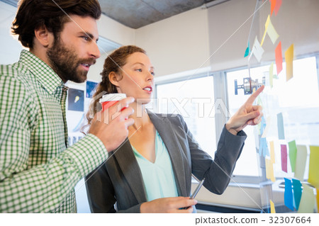 Thoughtful businesspeople Thoughtful businesspeople 32307664