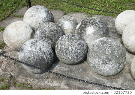 Stony cannon balls 32307720