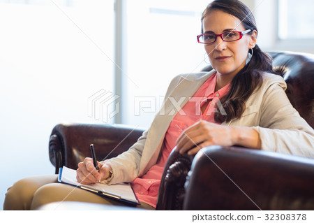 Woman psychologist sitting down Woman psychologist sitting down 32308378