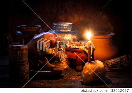 Skull and candle with candlestick on wooden Skull and candle with candlestick on wooden 32312057