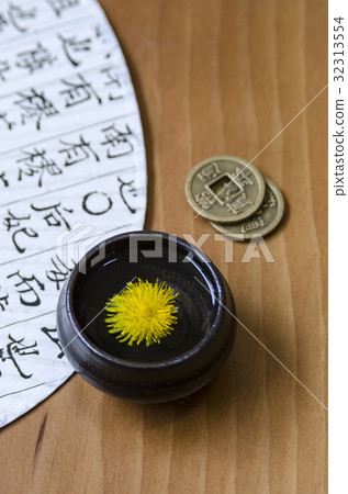 Tea leaves, fan, chrysanthemum tea 32313554
