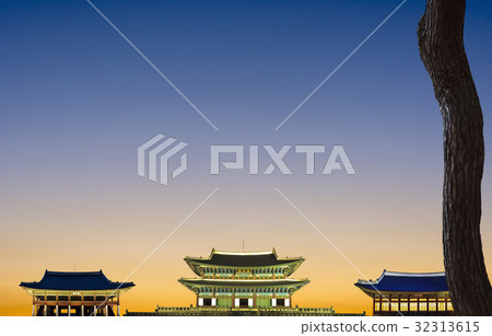 Gyeonghoeru(國寶第224號),Kunjeongjeon(國寶233號),金明殿(寶藏1760號),景福宮(歷史遺址117號),首爾鐘路區 Gyeonghoeru(國寶第224號),Kunjeongjeon(國寶233號),金明殿(寶藏1760號),景福宮(歷史遺址117號),首爾鐘路區 32313615