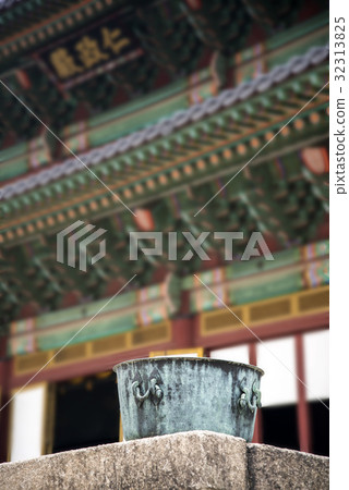 De Myeongjeon (National Treasure No.225), Changdeokgung Palace (Historic Site 122), Jongno-gu, Seoul 32313825