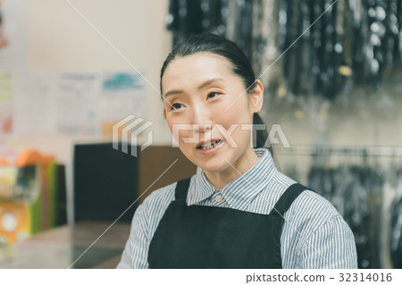 salesperson, shop assistant, part 32314016
