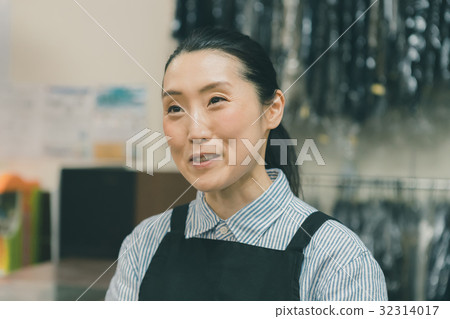 salesperson, shop assistant, part 32314017