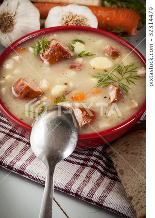 Sour soup made of rye flour 32314479