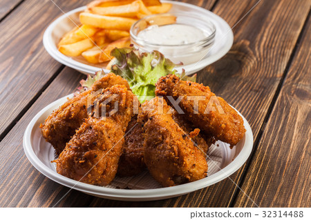 Crisp crunchy chicken wings with chips Crisp crunchy chicken wings with chips 32314488