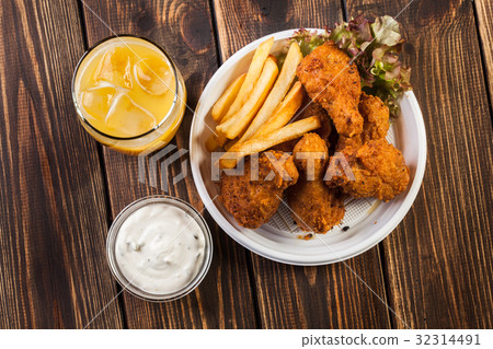 Crisp crunchy chicken wings with chips 32314491
