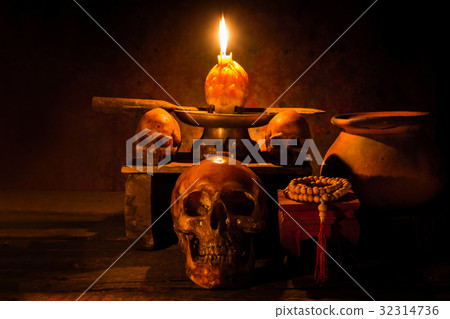 Skull and candle with candlelight on wooden Skull and candle with candlelight on wooden 32314736