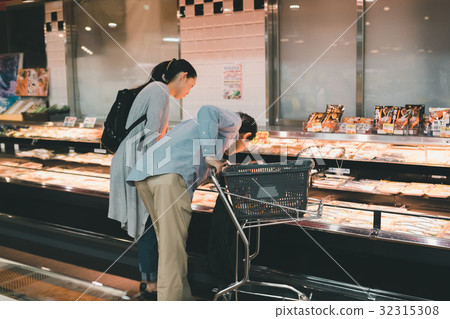 super, supermarket, fresh fish 32315308