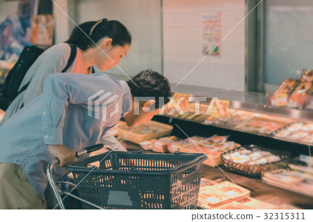 super, supermarket, fresh fish 32315311