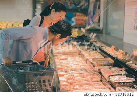 super, supermarket, fresh fish 32315312