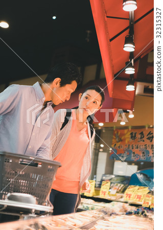 super, supermarket, fresh fish 32315327