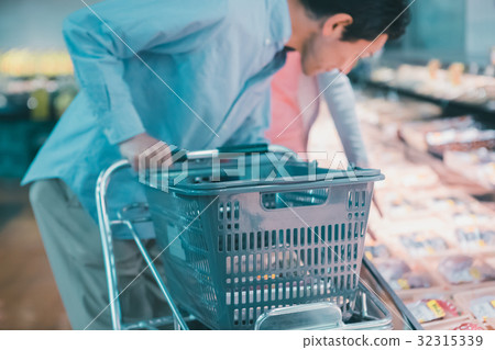 super, supermarket, fresh fish 32315339