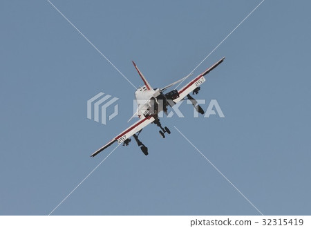 美國海軍飛行噴氣式訓練機T-45C Gos Hawk旋轉和飛行加利福尼亞的藍天 32315419