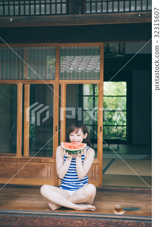 一個女人在邊緣吃西瓜 一個女人在邊緣吃西瓜 32315607