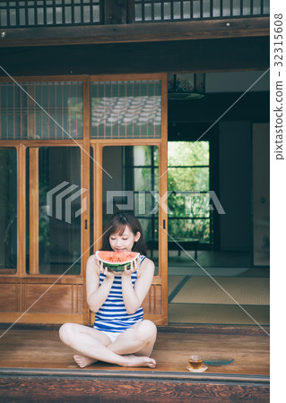 一個女人在邊緣吃西瓜 一個女人在邊緣吃西瓜 32315608